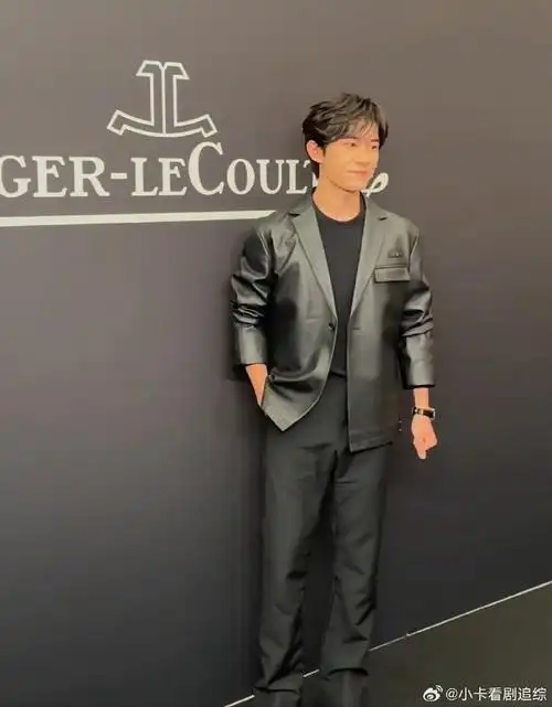 易烊千玺被夸害羞了