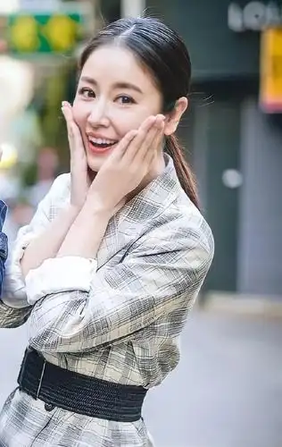 44岁林心如也老了,近照脸部皱纹明显,格纹大衣配皮裤有点土