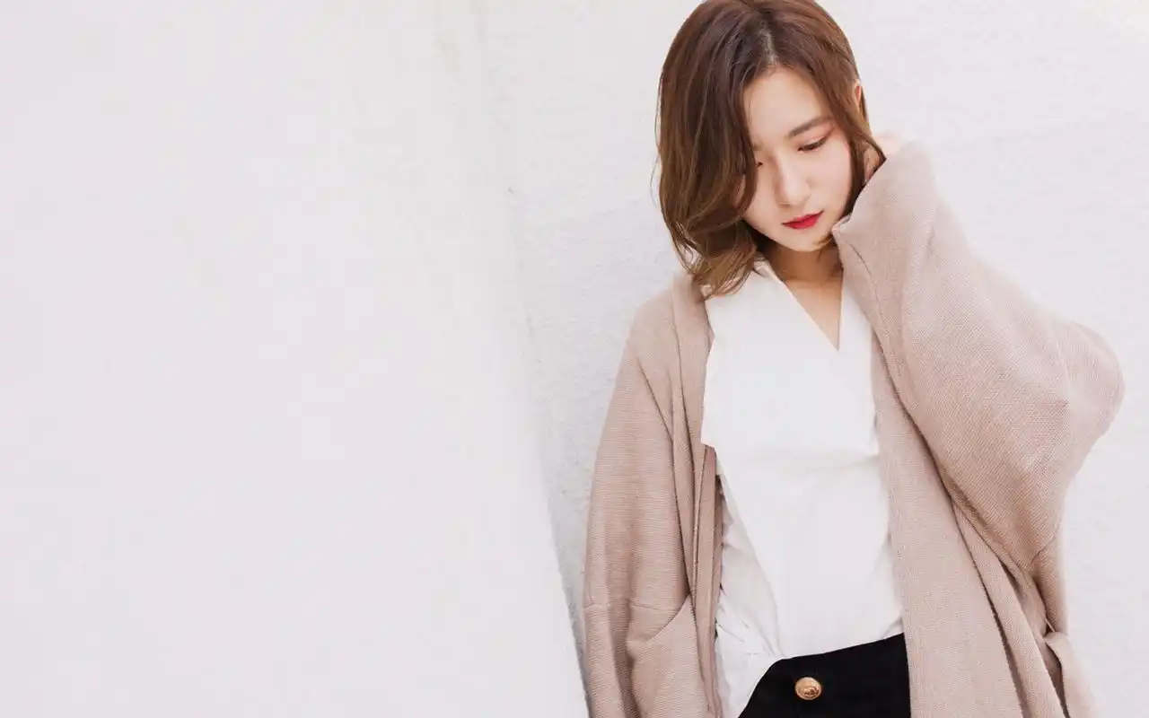 知性美女性感居家写真高清电脑壁纸