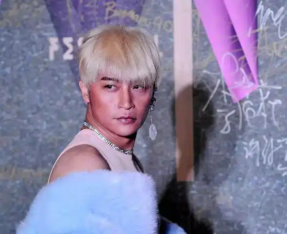 陈志朋近照辣眼性情大变因烧伤网友能不能把裤子穿上