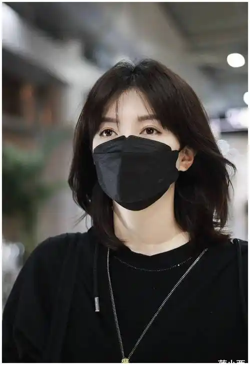 江疏影剪了新齐肩发型洋气10倍,穿卫衣 皮裤走机场,时髦减龄_显得