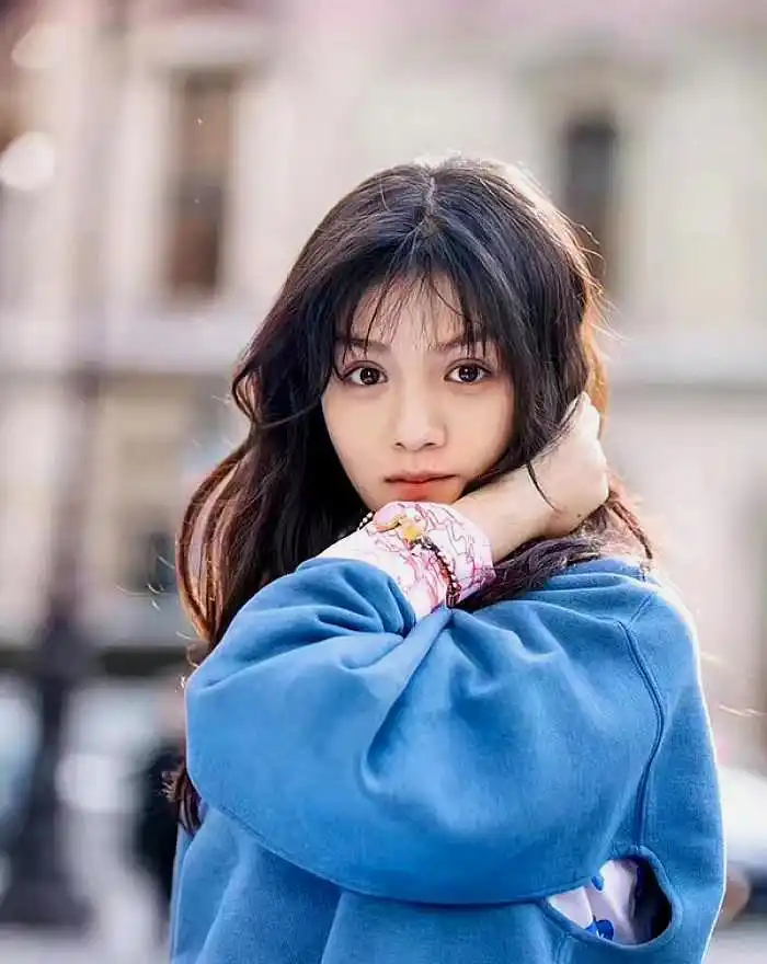 春夏素颜现身机场,绿裤配红袜超有范,网友:头发几个月没洗了?