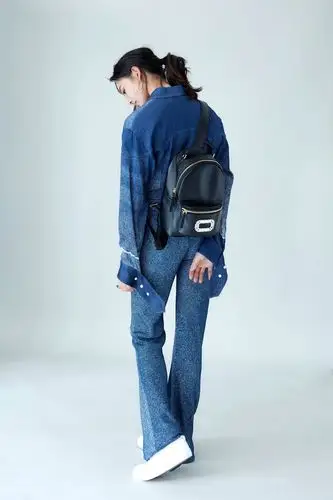 张钧甯牛仔套装率性时尚 休闲与优雅完美融合