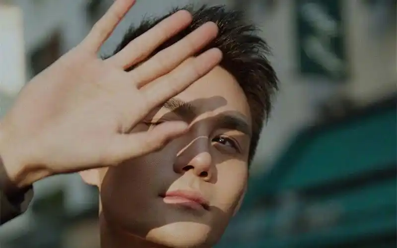 王凯巴黎街头轻熟男写真桌面壁纸-大陆明星-壁纸下载-美桌网