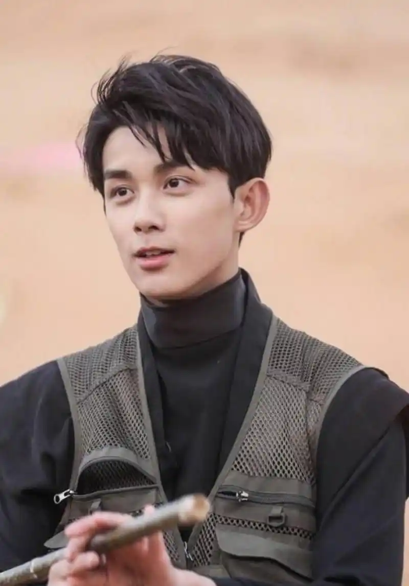 吴磊是中国内地的一名年轻演员,以其出色的演技和颇具潜力的表现在