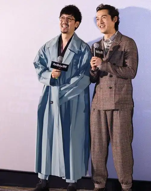 37岁的胡歌185身高穿西装变160小矮人,长卷发似犀利哥