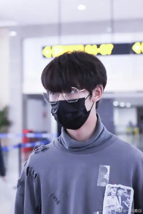 性感喉结在线索命#丁程鑫的喉结好性感,成年人越来越man了～@时代