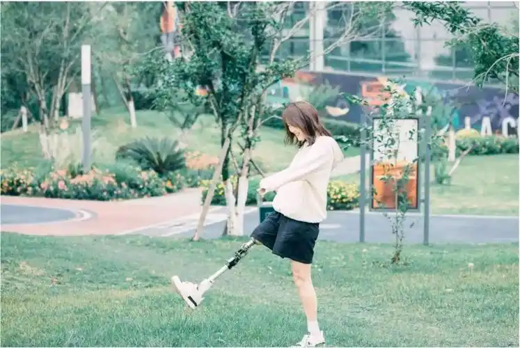 "26岁汶川地震幸存独腿女孩遭网暴:抱歉,我理解不了_凤凰网资讯_凤凰