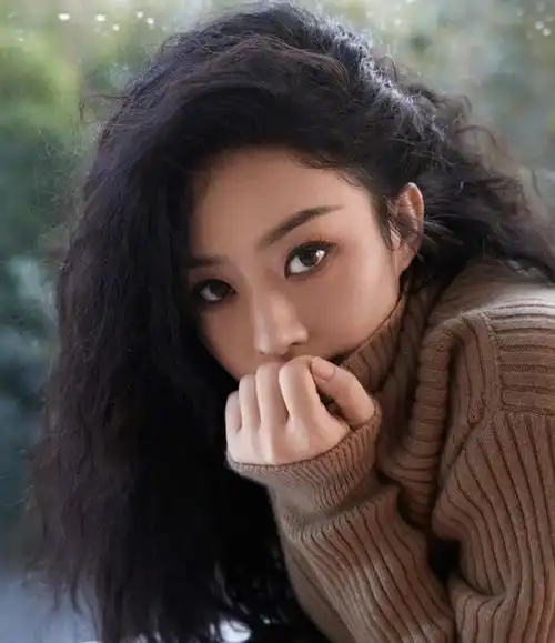 赵丽颖蓬松羊毛卷 巨显发量女人味爆棚_明星发型 - 美发站