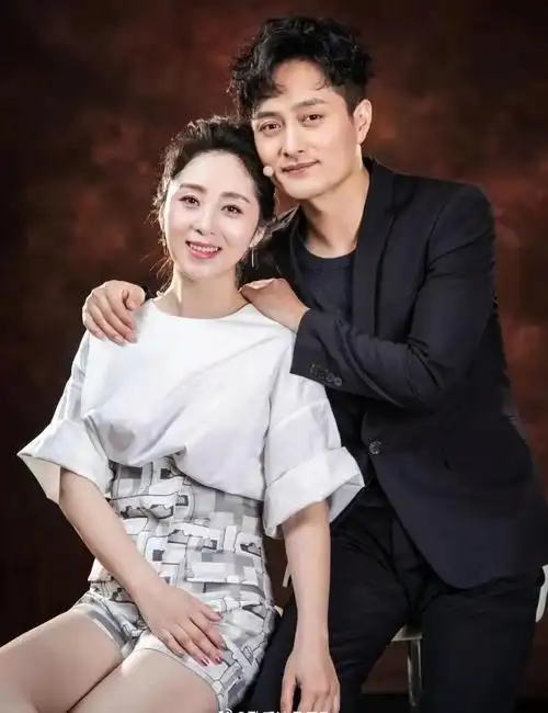 歌手云飞:走红后离婚,二婚娶小10岁娇妻,前妻喊话:请低调!