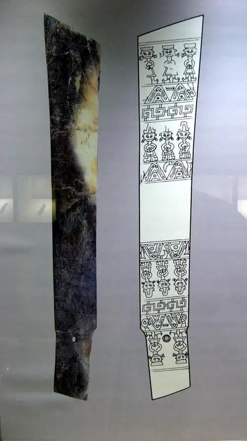 {1986年,商玉边璋出土于三星堆二号埋葬坑,长54.5厘米.