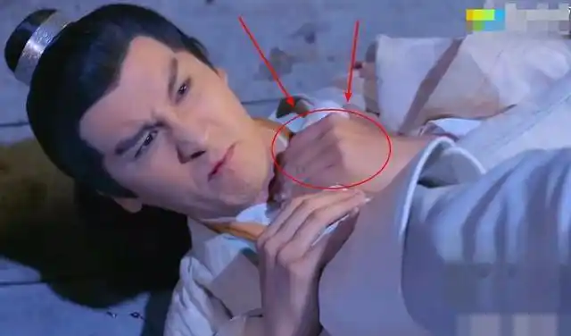 那些电视剧的穿帮镜头赵丽颖露了啥一直用手遮挡着胸前