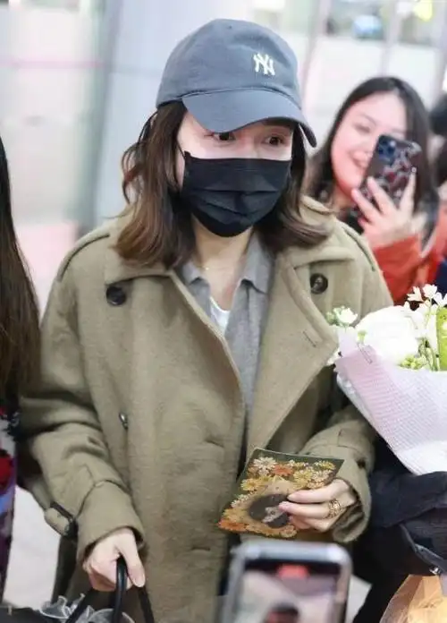 41岁女星王鸥产女后首次公开露面,肉眼可见憔悴了,妈妈味浓郁