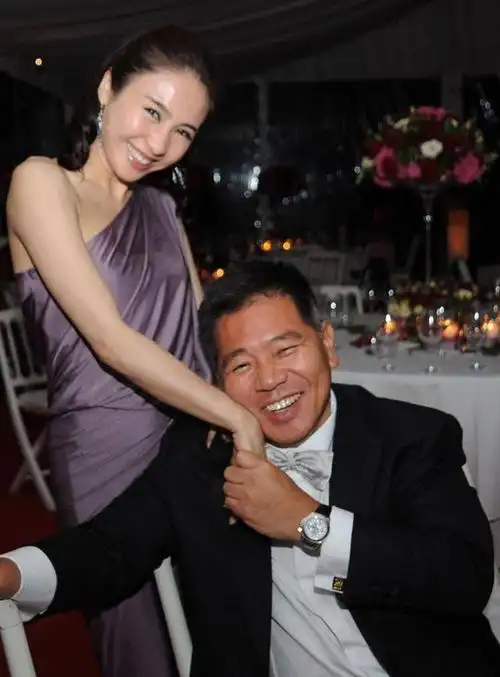 黎姿晒照庆结婚15周年,依偎在老公怀里撒娇,与马廷强夫妻相超足_爱情