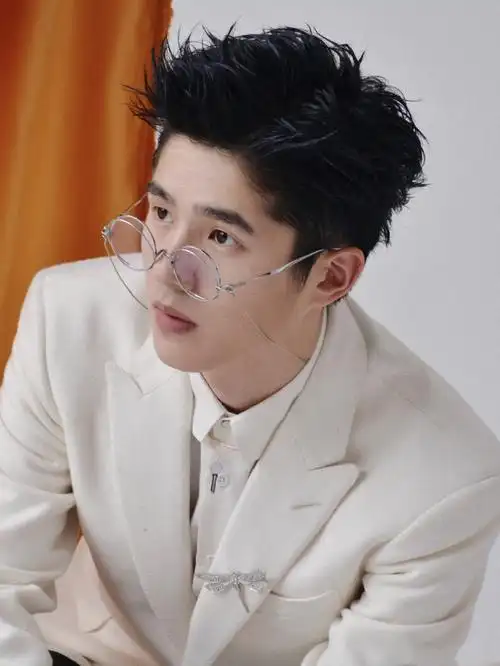 刘昊然眼镜短发