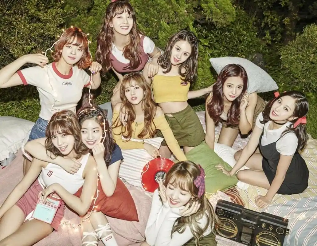 韩女团twice回归,元气少女转型御姐风,造型改变的成员谁最好看?