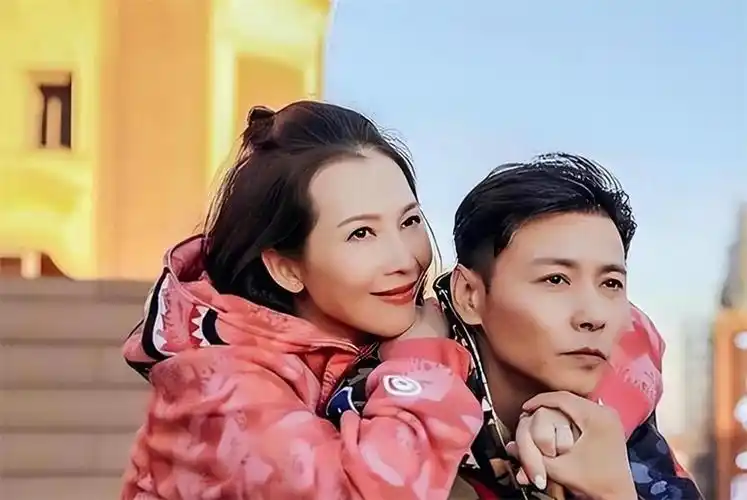 "他做过自认为最浪漫的事,就是结婚半周年时,在房间里拼出了一个很大