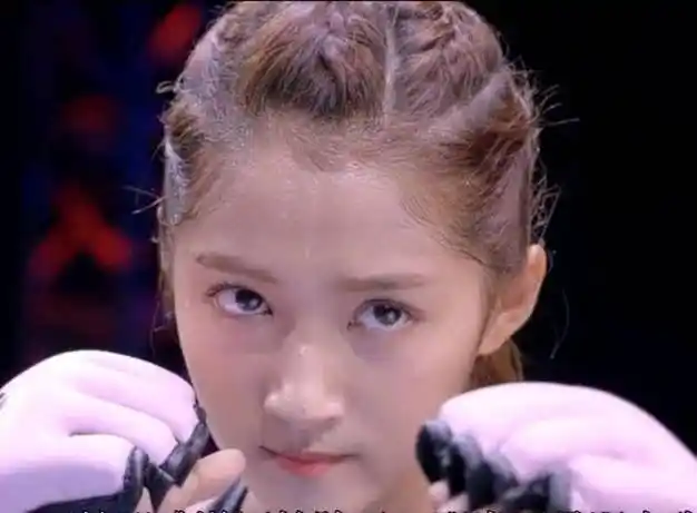 史上最尬的穿帮镜头:迪丽热巴我忍了,关晓彤这个太明显了吧