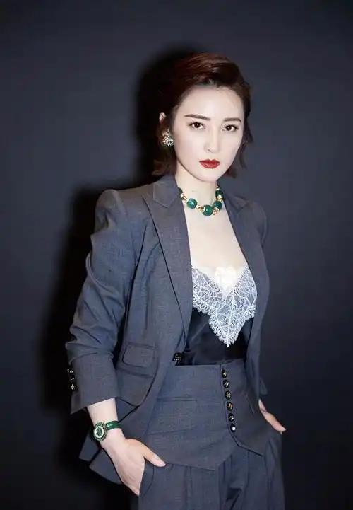 蒋勤勤一改优雅风穿灰色西装配蕾丝紧身衣短发配红唇性感迷人