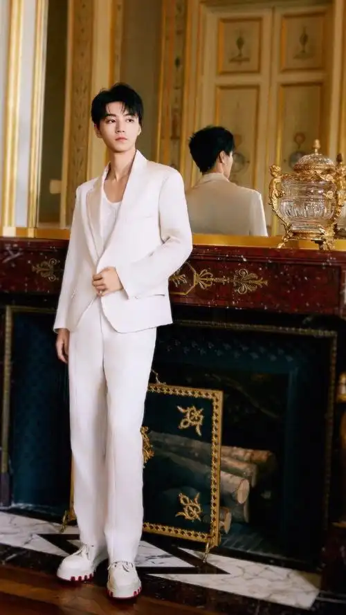 王俊凯巴黎时装周白西装造型##王俊凯cl巴黎时装周