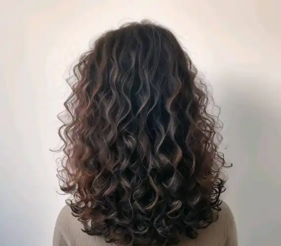 冬天发型不论怎么烫,最美还是羊毛卷全头烫,蓬松瘦脸