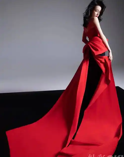 迪丽热巴《精彩ok》封面大片,红裙烈焰,美神降临_长裙_美颜_红唇