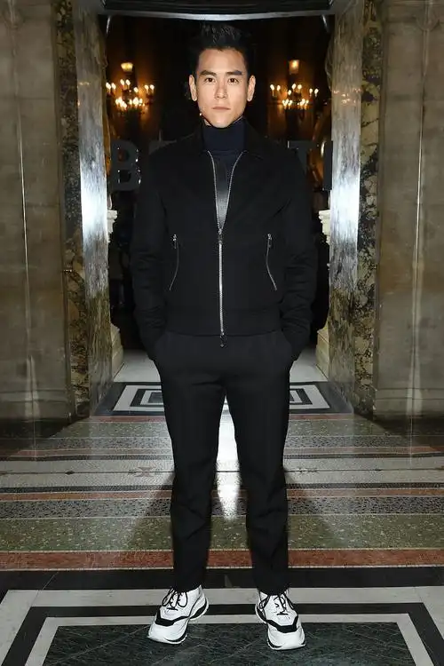 彭于晏夹克高领衫搭配小白鞋个性尖下巴抢镜