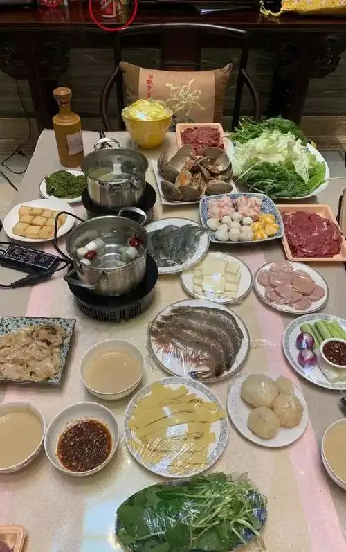 晚餐是丰盛的火锅宴,郭斌表示这是两人的晚餐,两人吃的多种多样,不过