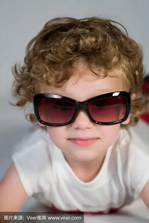 小男孩,大眼镜