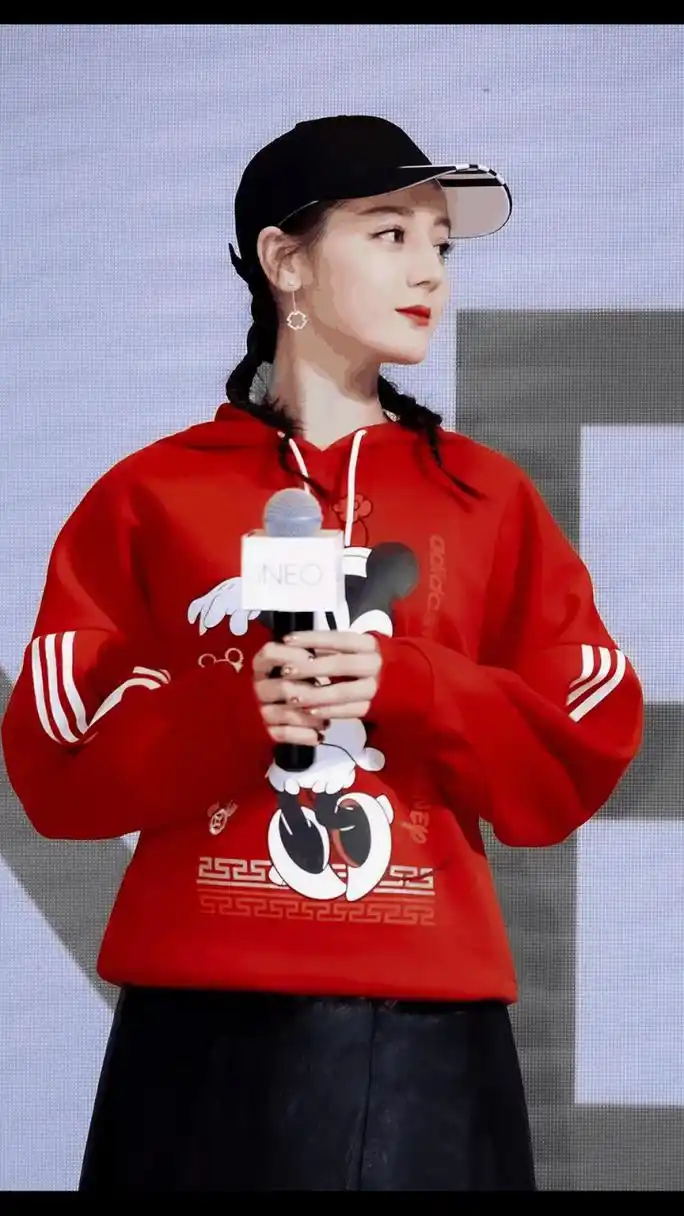 gif创作人# 迪丽热巴,穿米老鼠红色卫衣好可爱,肤白美貌,天姿绝色