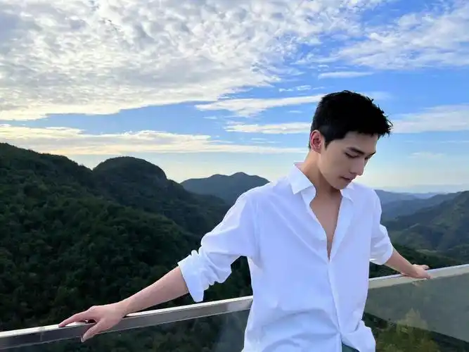 杨洋白衬衫随拍plog清清爽爽大帅哥帅到极致想短暂做个梦