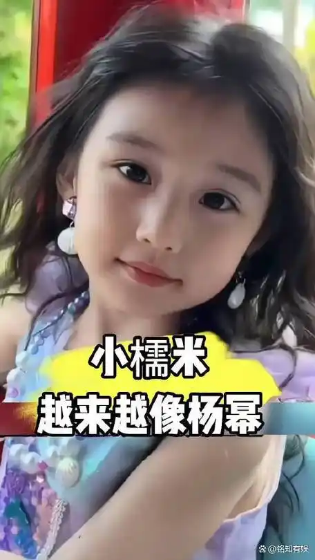 杨幂女儿最新照片曝光 母女同框似姐妹