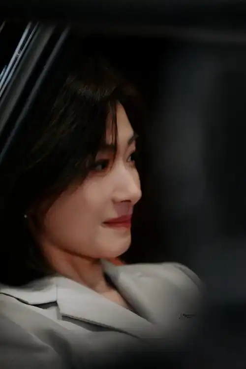 万茜超话|#上海新华为旗舰店开业#姐姐,要来一杯热美式吗@万茜