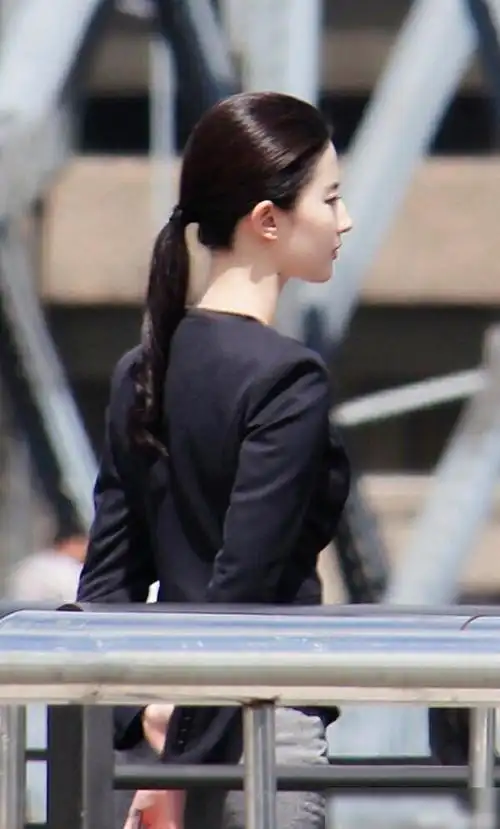 《第三种爱情》刘亦菲最美的现代装,女性的柔美和刚毅尽显无疑