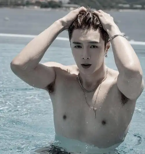 张艺兴晒游泳照,大秀腹肌却被批油腻,不敢素颜啥情况_形象_身材_衬衫