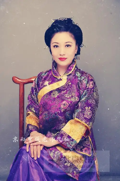 在妆发方面,民国女人的发型五花八门,比较流行的有结鬟式发型,有的