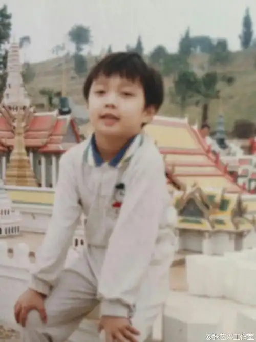 张艺兴 小时候童年照片 这么萌!