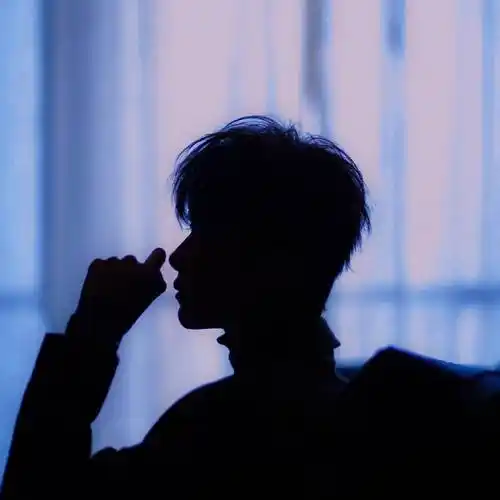 tfboys分享200917易烊千玺的高冷俊俏脸庞像万丈深渊使人越陷越深