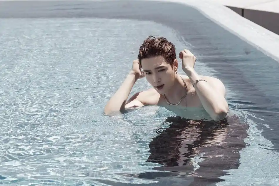 张艺兴泳池大片释出 宽肩窄腰肌肉分明上演湿发眼神杀
