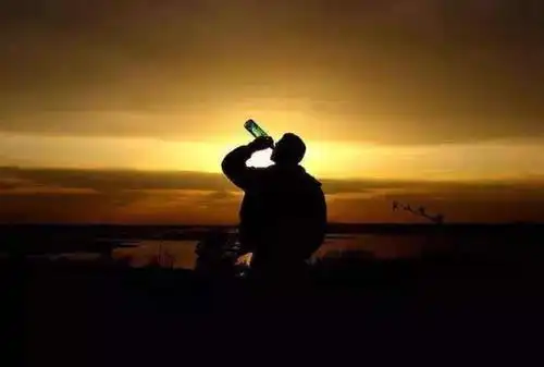 我们的这些醉酒男人哟