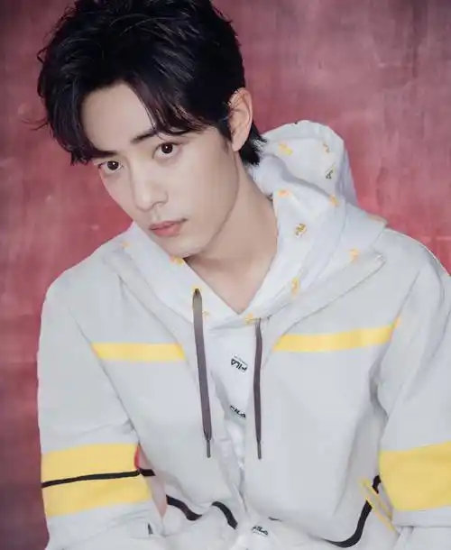 "学长风"肖战来袭,凭借照片就热度爆棚,除了他还有谁