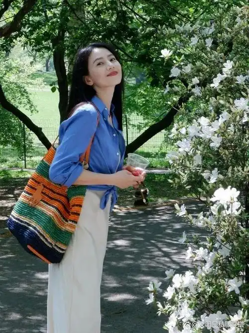 被高圆圆街拍惊艳到,夏天穿"蓝色衬衫"高级有魅力!