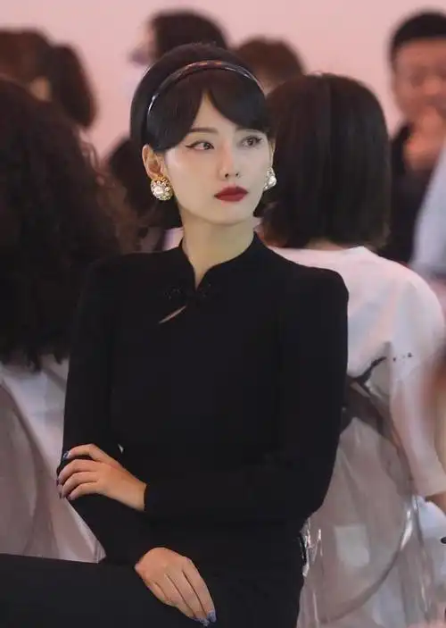 张嘉倪的气质让人不得不服穿黑色旗袍古典大气表情还很冷艳