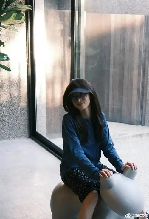 胡冰卿蓝色的午后##胡冰卿享受生活的松弛感