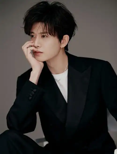 任嘉伦|今晚品牌直播造型图,黑色西装 白色内搭,简约随性的一套look