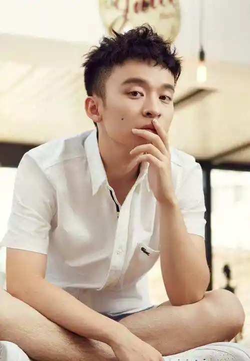 用情专一英年早婚,这5位年轻男演员,甩那些卖单身人设的几条街