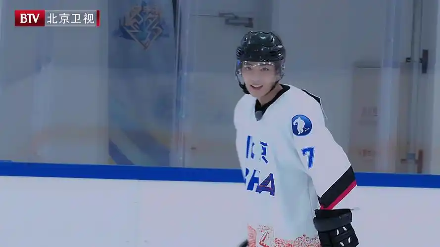 肖战和冰球服的适配度#冰球服 寸头真的是元气运动少年顶配!