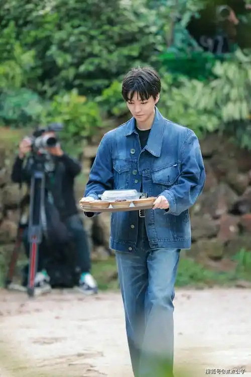 随后另一个黑资本找上失业的余某,欺骗余某他们手上有王俊凯的实锤