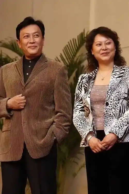 唐国强老婆胖得很有韵味,穿西装霸气又时髦,和唐国强太有夫妻相_时尚