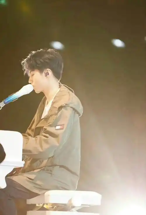 了##王俊凯下期玩乐队了#王俊凯盒子的猫弹琴了,是懂我们想看什么的